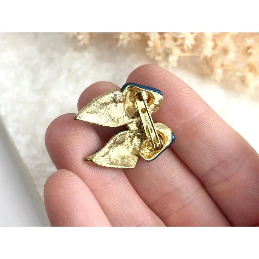 Polka Dot Blue & White Ribboned Bow Gold Toned Enameled Vintage Brooch